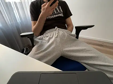 Frankieyyy1 online show from April 23, 2026, 6:32 pm