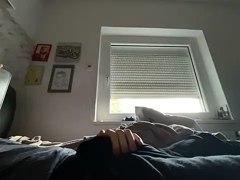 xmilolivex online show from February 15, 2026, 8:35 am