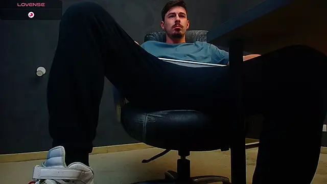 EnzoRace online show from November 8, 2025, 5:51 am