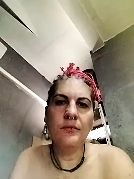 Snapshot of est_82 chatting on October 2, 2025, 9:05 am est 82 online show from October 2, 2025, 9:05 am