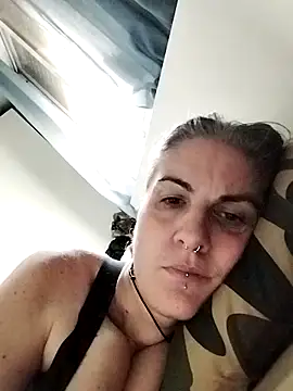 Snapshot of est_82 chatting on October 21, 2025, 3:57 pm est 82 online show from October 21, 2025, 3:57 pm