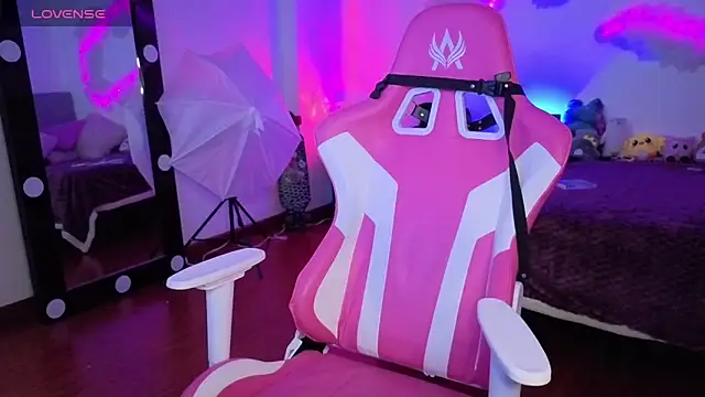 larah uwu online show from November 13, 2025, 7:13 pm