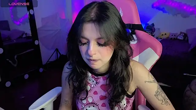 larah uwu online show from November 22, 2025, 7:35 pm