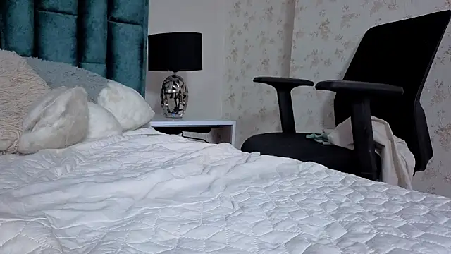 Emma Foxi online show from February 2, 2026, 7:56 pm