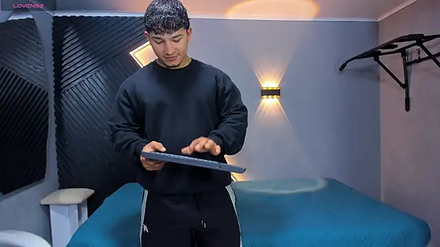 Horny nick18 online show from April 15, 2026, 12:12 pm