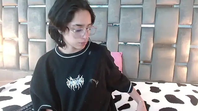 katalinathxandbritney1 online show from September 11, 2025, 2:44 am