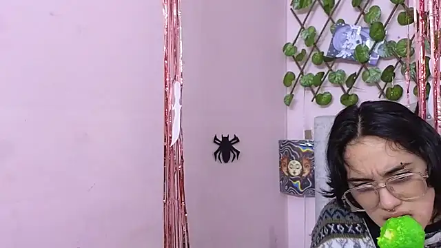 katalinathxandbritney1 online show from October 6, 2025, 11:13 pm