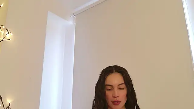 Snapshot of karinasantos_ chatting on October 24, 2025, 12:34 pm karinasantos  online show from October 24, 2025, 12:34 pm