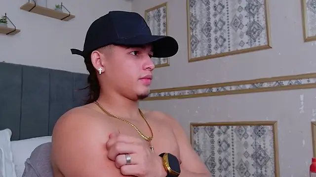 Snapshot of Riky_Strong chatting on November 5, 2025, 3:28 am Riky Strong online show from November 5, 2025, 3:28 am