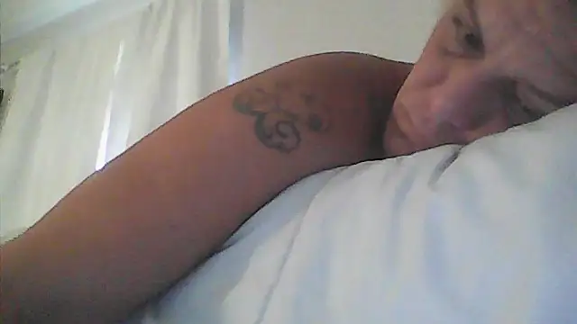 sarahkat86 online show from April 13, 2026, 11:37 am