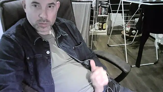 Chrisprngr online show from October 10, 2025, 4:39 pm