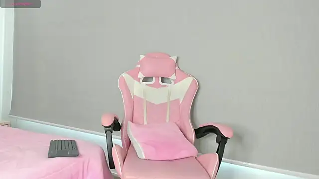 kendal hot01 online show from November 7, 2025, 1:00 pm