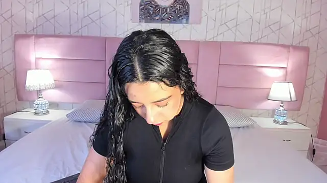 BellaSwwan online show from December 17, 2025, 1:17 pm