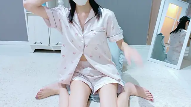 Mio-xoxo online show from November 27, 2025, 9:44 am