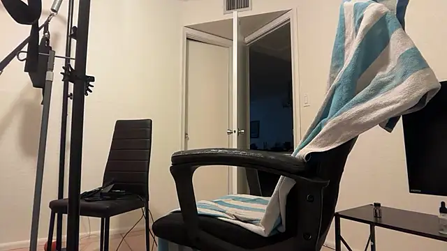 Snapshot of Piercedmuscle80 chatting on February 6, 2026, 2:05 am Piercedmuscle80 online show from February 6, 2026, 2:05 am