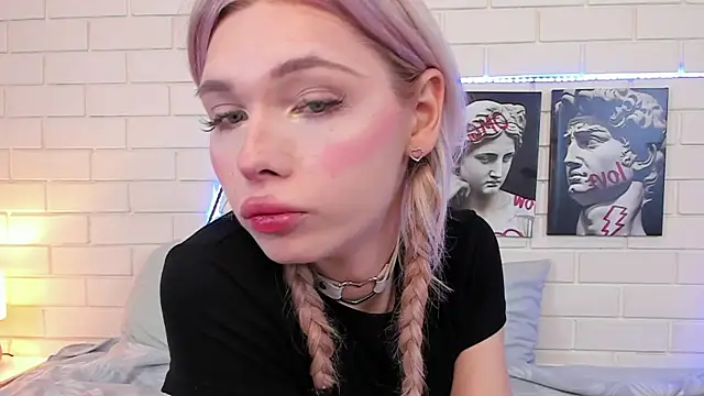 Blondy Fina online show from September 15, 2025, 4:45 am