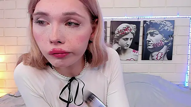 Blondy Fina online show from September 16, 2025, 4:57 am