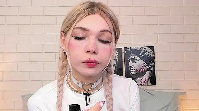 Blondy Fina online show from October 29, 2025, 4:26 am