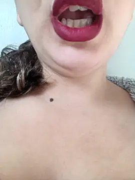 LINA-DALOUA online show from November 28, 2025, 3:04 pm