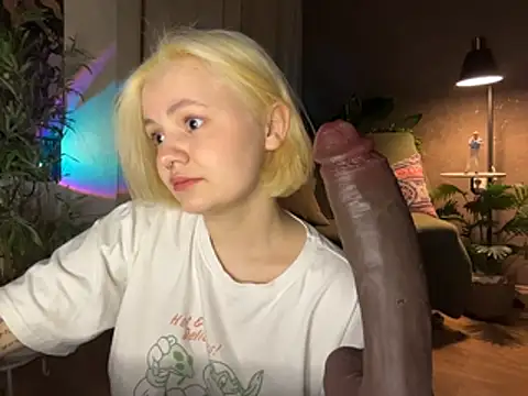 Snapshot of MoonIvy_ chatting on May 1, 2026, 7:18 pm MoonIvy online show from May 1, 2026, 7:18 pm