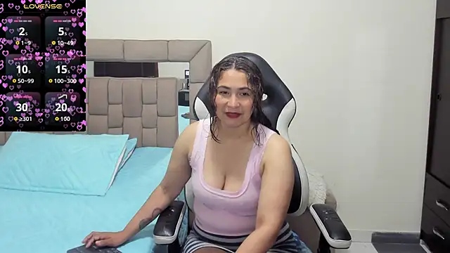 gabrielaponce11 online show from May 6, 2026, 2:44 pm
