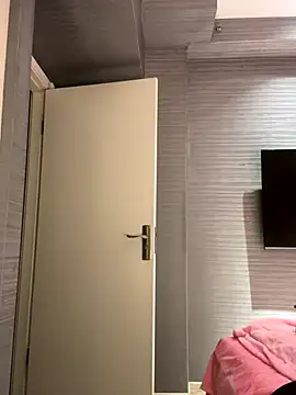 anna yngs online show from December 22, 2025, 2:52 am