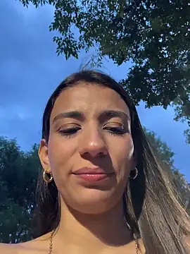 -juicy  online show from November 7, 2025, 10:32 pm