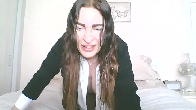 EllaKent online show from April 15, 2026, 8:43 am