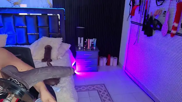 Snapshot of Issafoxx chatting on February 21, 2026, 12:28 pm Issafoxx online show from February 21, 2026, 12:28 pm