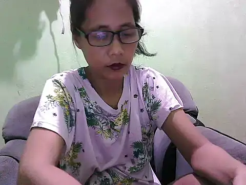 Snapshot of HotLadyPinay32 chatting on February 23, 2026, 9:17 am HotLadyPinay32 online show from February 23, 2026, 9:17 am