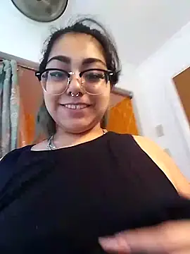 Lovelyrainn online show from October 6, 2025, 1:41 pm