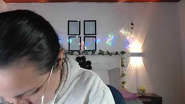 Megan 05  online show from February 24, 2026, 7:23 pm