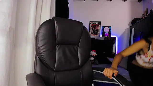 loganher900 online show from April 7, 2026, 12:11 am