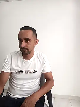 stivenlujan69 online show from April 11, 2026, 6:56 pm