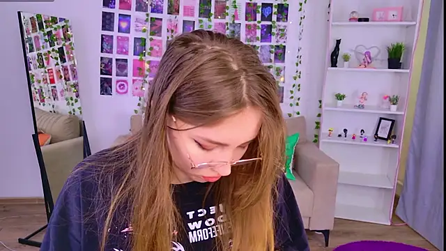 Snapshot of Moon__Bunny chatting on February 20, 2026, 12:27 pm Moon Bunny online show from February 20, 2026, 12:27 pm