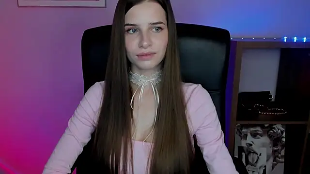 LuxMaya online show from December 17, 2025, 7:58 am