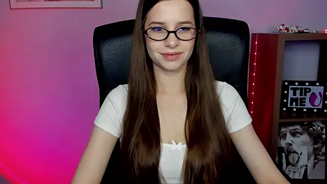 LuxMaya online show from April 14, 2026, 6:52 am