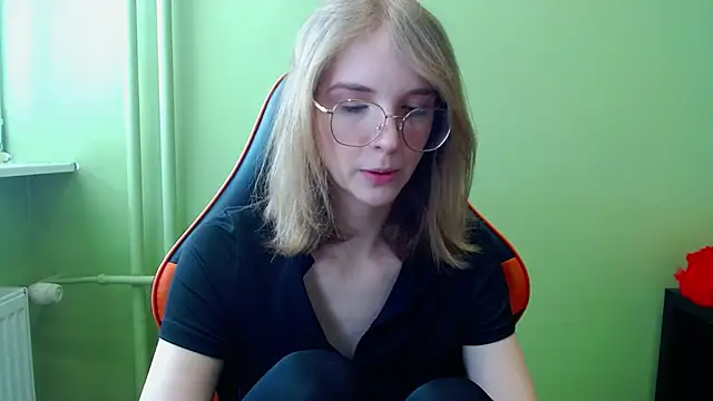 juicyPenny online show from March 24, 2026, 7:35 am