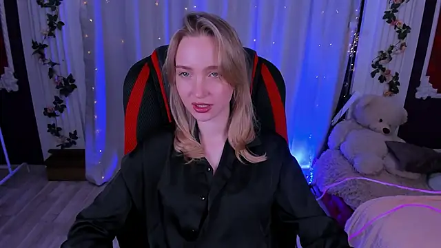 EllaBloom online show from November 19, 2025, 3:56 pm