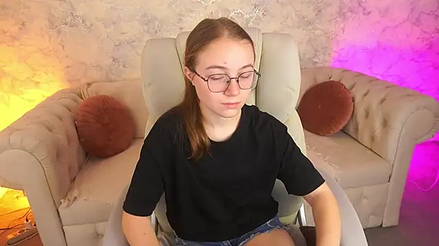 ArrinaWairr online show from November 4, 2025, 8:35 am