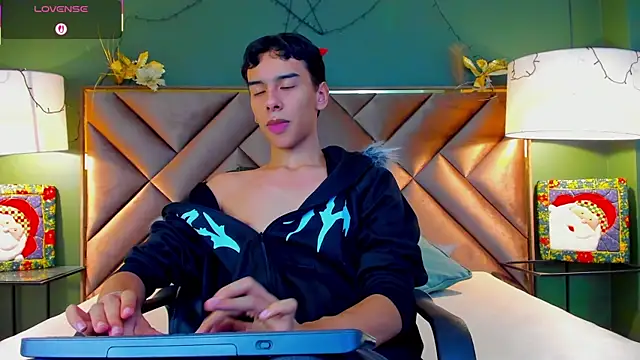 Snapshot of Aiden_Royce chatting on December 18, 2025, 10:16 pm Aiden Royce online show from December 18, 2025, 10:16 pm