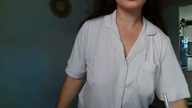 Snapshot of liloush__ chatting on October 18, 2025, 1:23 pm liloush online show from October 18, 2025, 1:23 pm