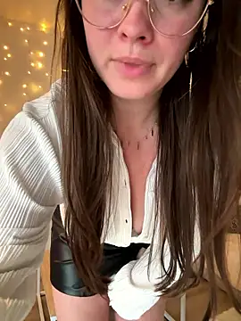 Snapshot of liloush__ chatting on January 19, 2026, 3:05 pm liloush online show from January 19, 2026, 3:05 pm