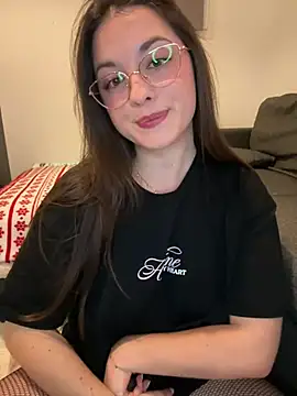 Snapshot of liloush__ chatting on February 18, 2026, 9:55 pm liloush online show from February 18, 2026, 9:55 pm