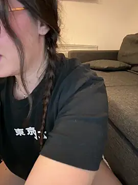 Snapshot of liloush__ chatting on February 22, 2026, 9:35 pm liloush online show from February 22, 2026, 9:35 pm