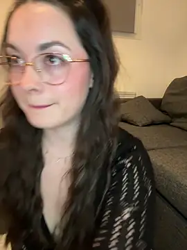 liloush   online show from March 22, 2026, 9:40 pm