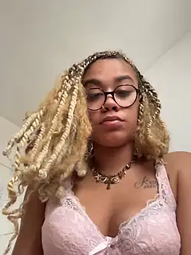 sexentrevoisin online show from March 5, 2026, 1:51 pm