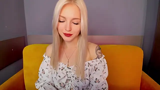 Snapshot of LisaFoxyMe chatting on October 29, 2025, 9:00 am LisaFoxyMe online show from October 29, 2025, 9:00 am