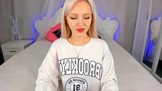 Snapshot of LisaFoxyMe chatting on November 12, 2025, 9:10 am LisaFoxyMe online show from November 12, 2025, 9:10 am