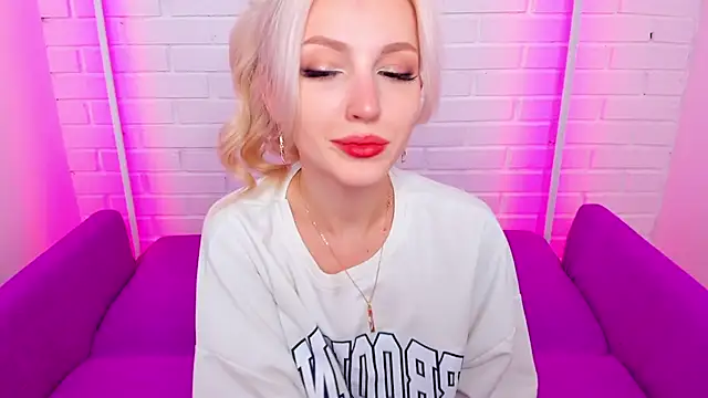 Snapshot of LisaFoxyMe chatting on November 17, 2025, 8:31 am LisaFoxyMe online show from November 17, 2025, 8:31 am